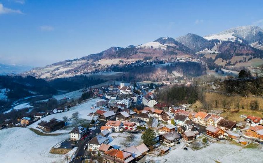 Charmey sous la neige, vue aérienne du village et des Préalpes fribourgeoises