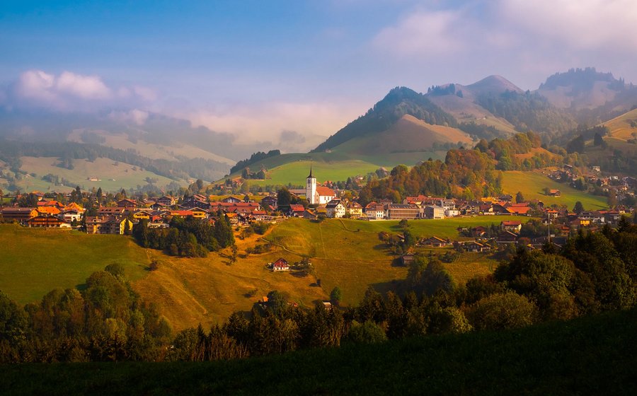 Vue panoramique de Charmey en automne, église et vallée
